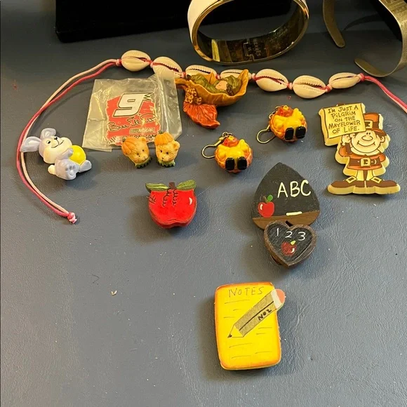 All wearable vintage to now jewelry lot, 0228A - Picture 6 of 15